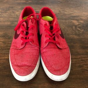 Red Nike’s